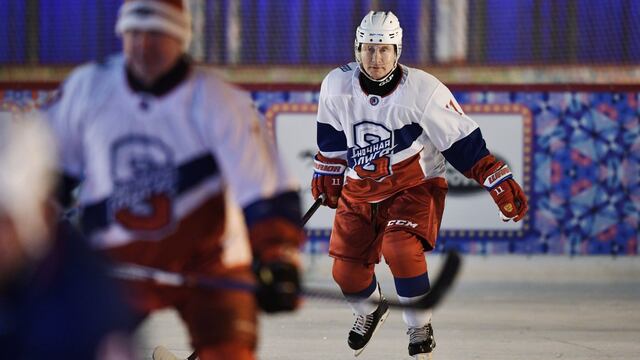 Putin se despide del 2018 jugando hockey junto a otros funcionarios