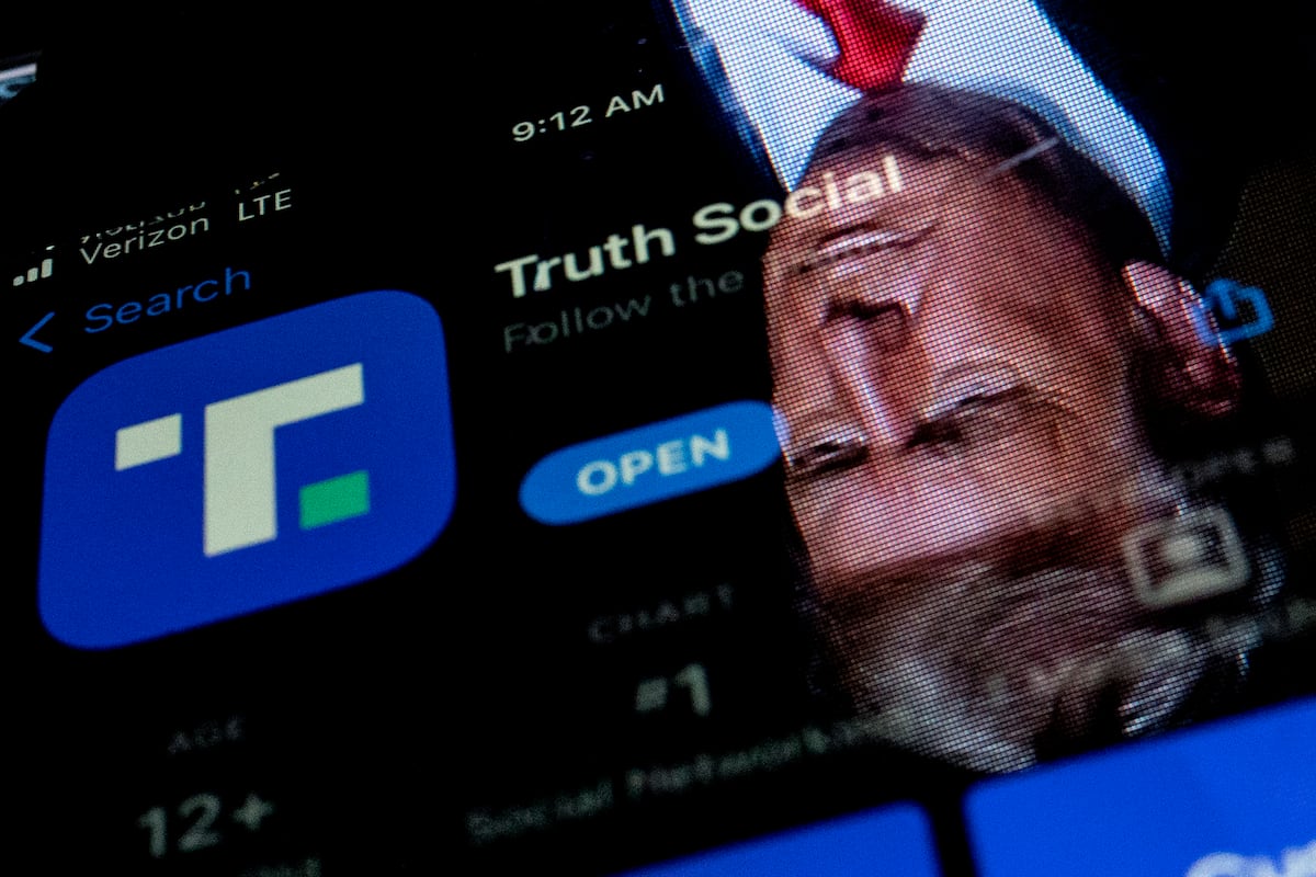 (ARCHIVOS) En esta ilustración fotográfica de archivo tomada el 21 de febrero de 2022, se muestra una imagen del expresidente de los Estados Unidos, Donald Trump, reflejada en la pantalla de un teléfono que muestra la aplicación Truth Social, en Washington, DC. (Foto de Stefani Reynolds / AFP)