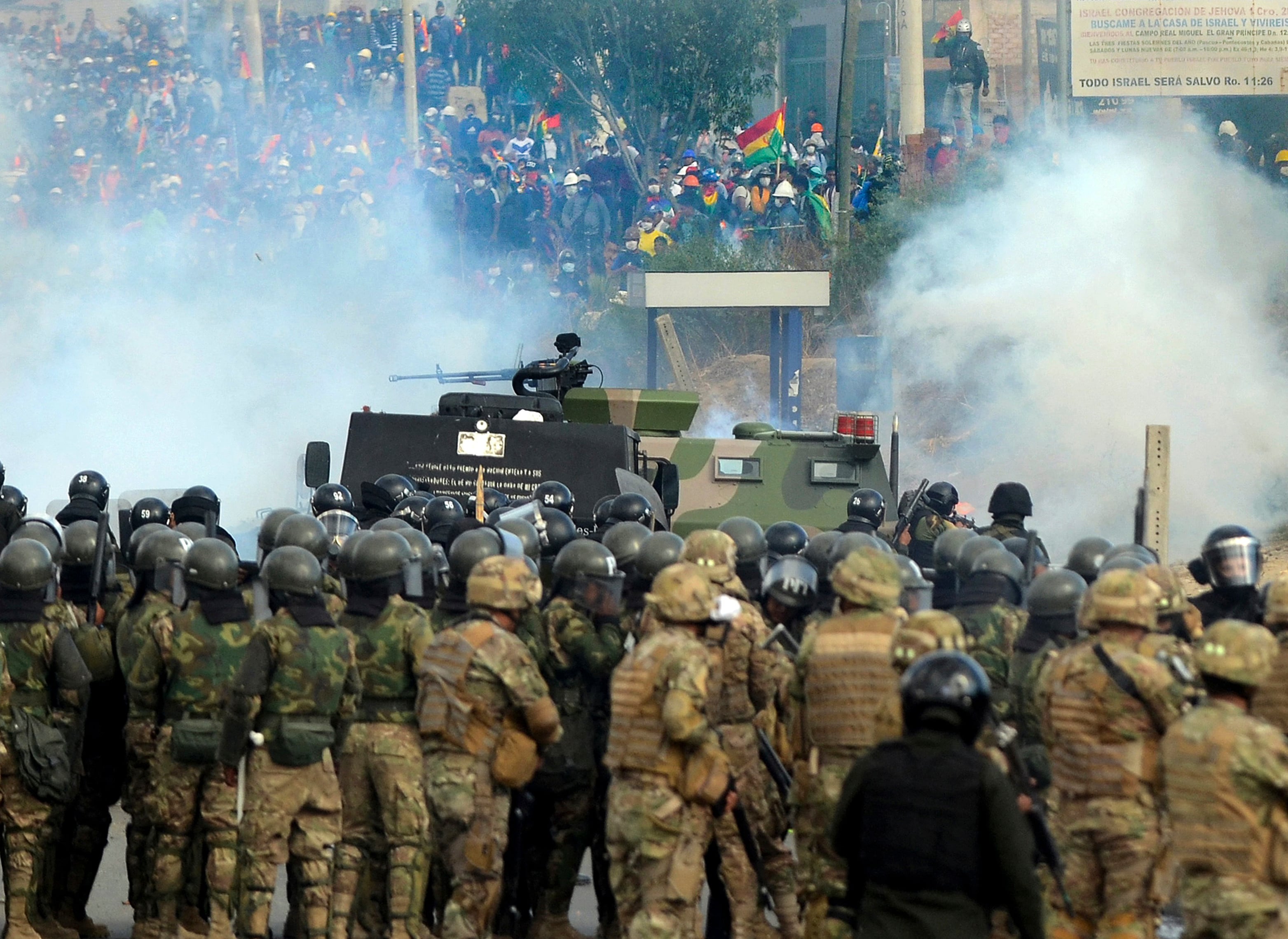 Policías antidisturbios y soldados bolivianos se enfrentan a simpatizantes del expresidente Evo Morales durante una protesta en Sacaba, provincia de Chapare. (Foto: AFP).