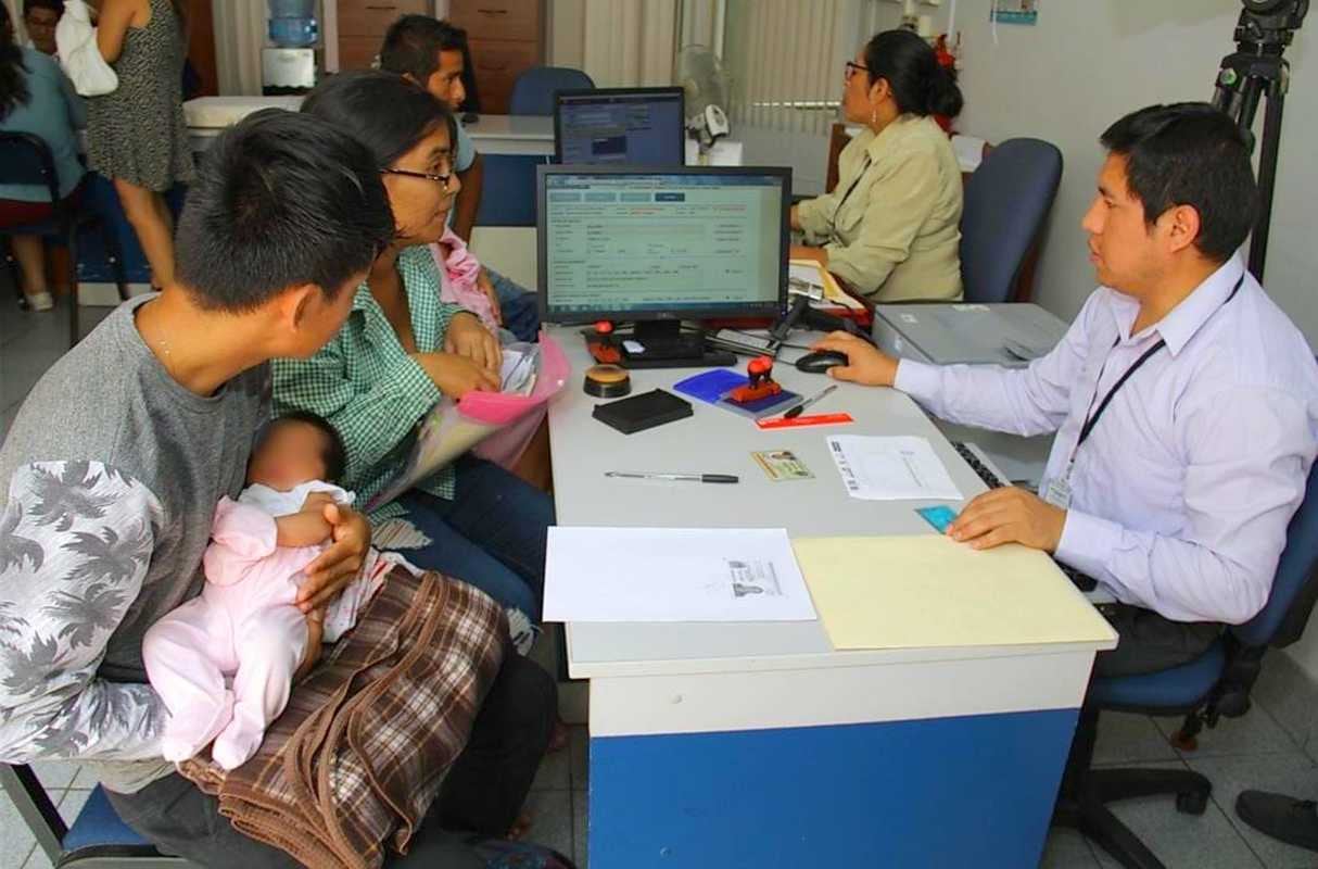 La sentencia del TC también exhortó al Congreso para que establezca un mecanismo de solución cuando no haya acuerdo entre los progenitores sobre el orden de los apellidos de sus hijos. Foto: Reniec.
