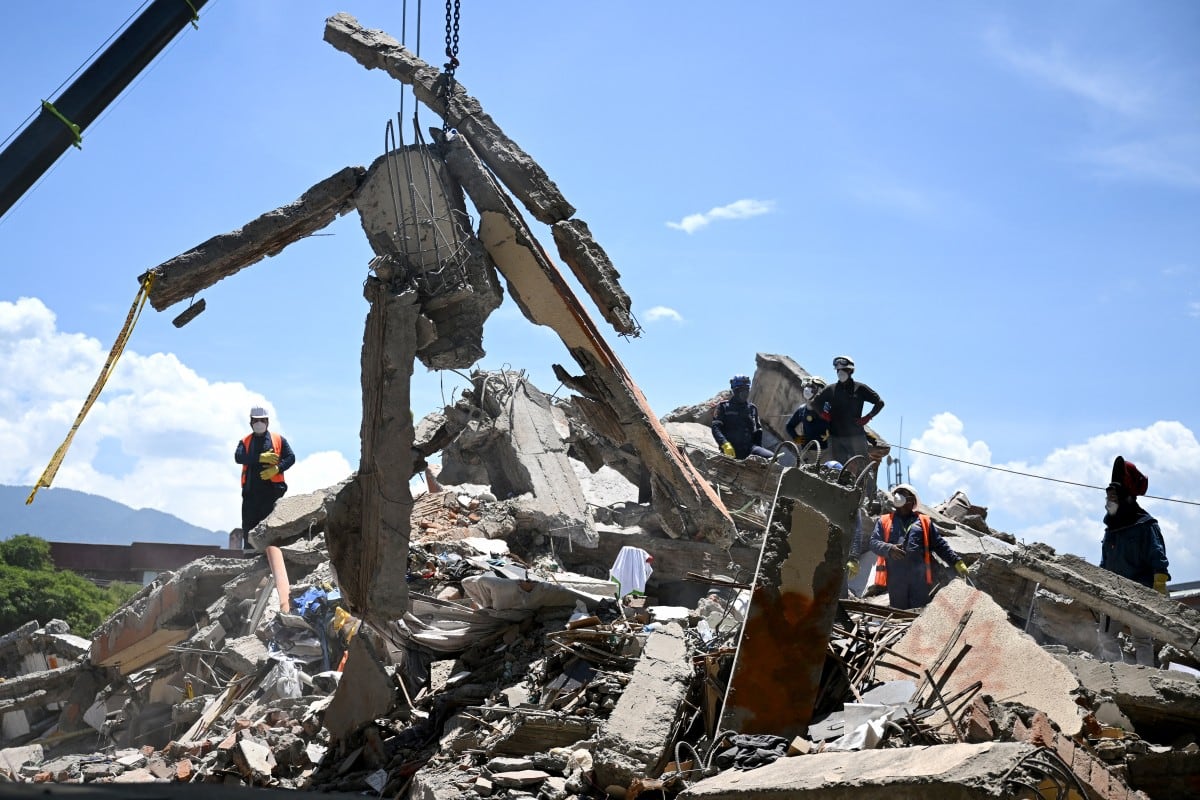 Equipos de rescate retiran los escombros de un edificio dañado en Cali, Colombia, el 13 de agosto de 2026, tres días después de un terremoto de magnitud 7,4. (Raul ARBOLEDA / AFP)