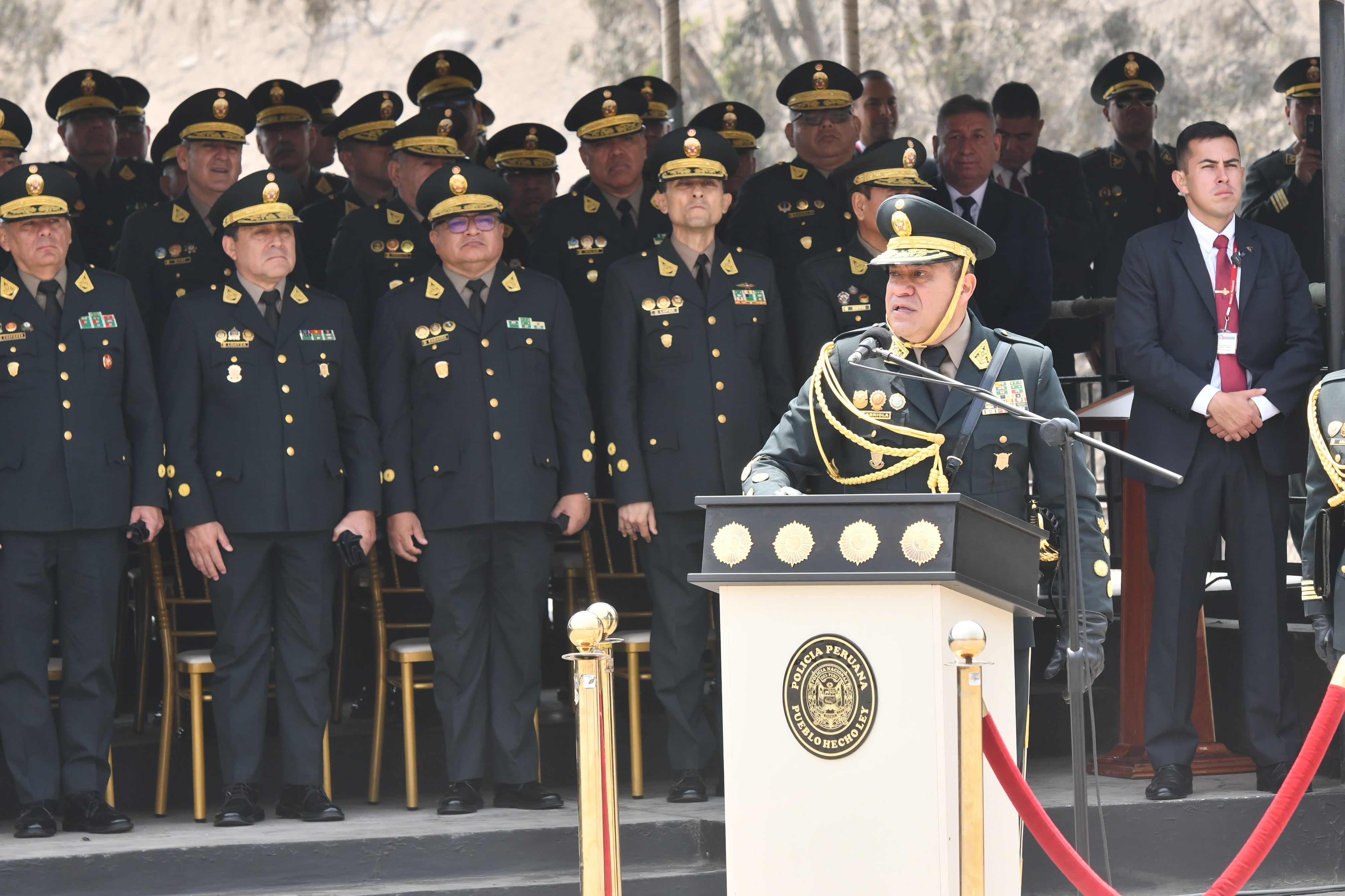 Boluarte también le expresó al general Óscar Arriola Delgado, nuevo comandante general de la PNP, el respaldo de su gobierno a la policía para luchar contra la delincuencia, el crimen organizado. Foto: Mininter