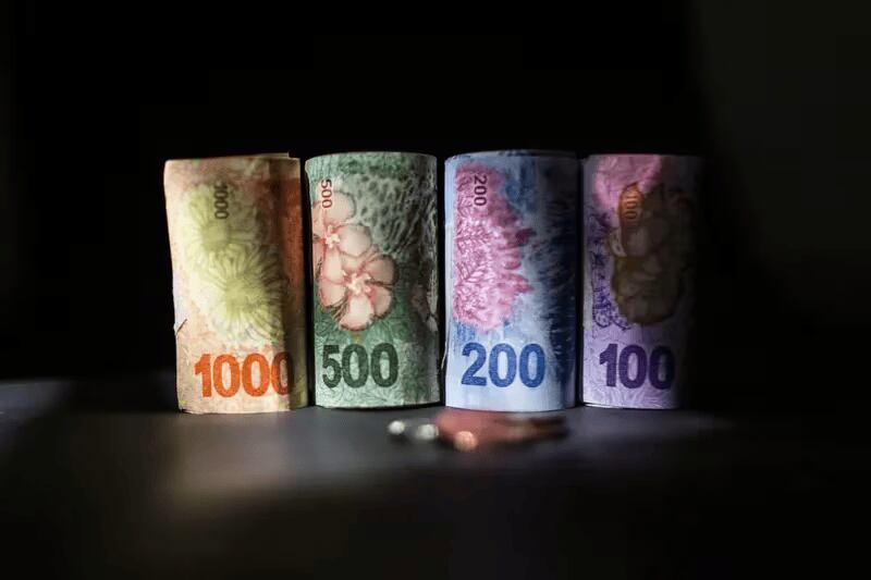 La medida es una señal de la creciente frustración por la inflación, que actualmente alcanza el 272%. Un peso más débil aumenta el costo de las importaciones y alimenta las alzas de precios. (Foto: Bloomberg)