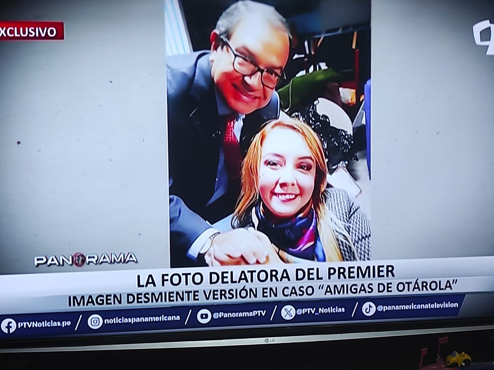 El presidente del Consejo de Ministros, Alberto Otárola, aparece en una imagen con Rosa Rivera Bermeo. Foto: Captura de Panorama.