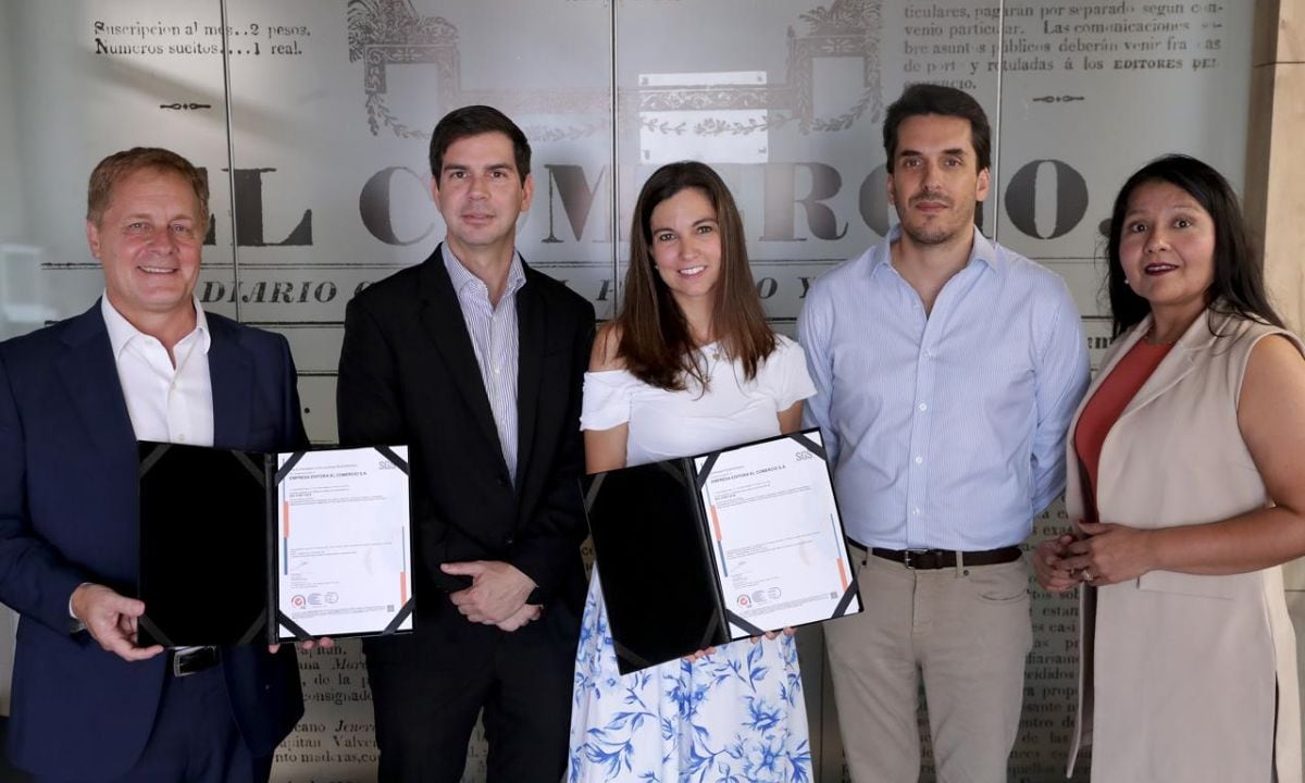 Los miembros del Grupo El Comercio, Antonio Román Calzada (Gerente Central Legal y de Cumplimiento), Luis Miró Quesada (Presidente del Directorio) e Ignacio Giménez (Gerente General), recibieron la certificación de manos del equipo de SGS, Rosario Rodríguez y Adriana Cardenal. (Foto: GEC.)