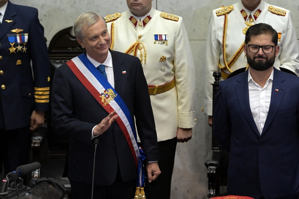 El nuevo presidente de Chile, José Antonio Kast (izq.), con la banda presidencial, saluda junto al presidente saliente, Gabriel Boric, en el Congreso Nacional en Valparaíso, Chile, el 11 de marzo de 2026. El presidente chileno más derechista en más de tres décadas, José Antonio Kast, asume el cargo el 11 de marzo de 2026 con la promesa de abordar el aumento de la delincuencia violenta y llevar a cabo deportaciones masivas de migrantes. (Foto de RODRIGO ARANGUA / AFP)
