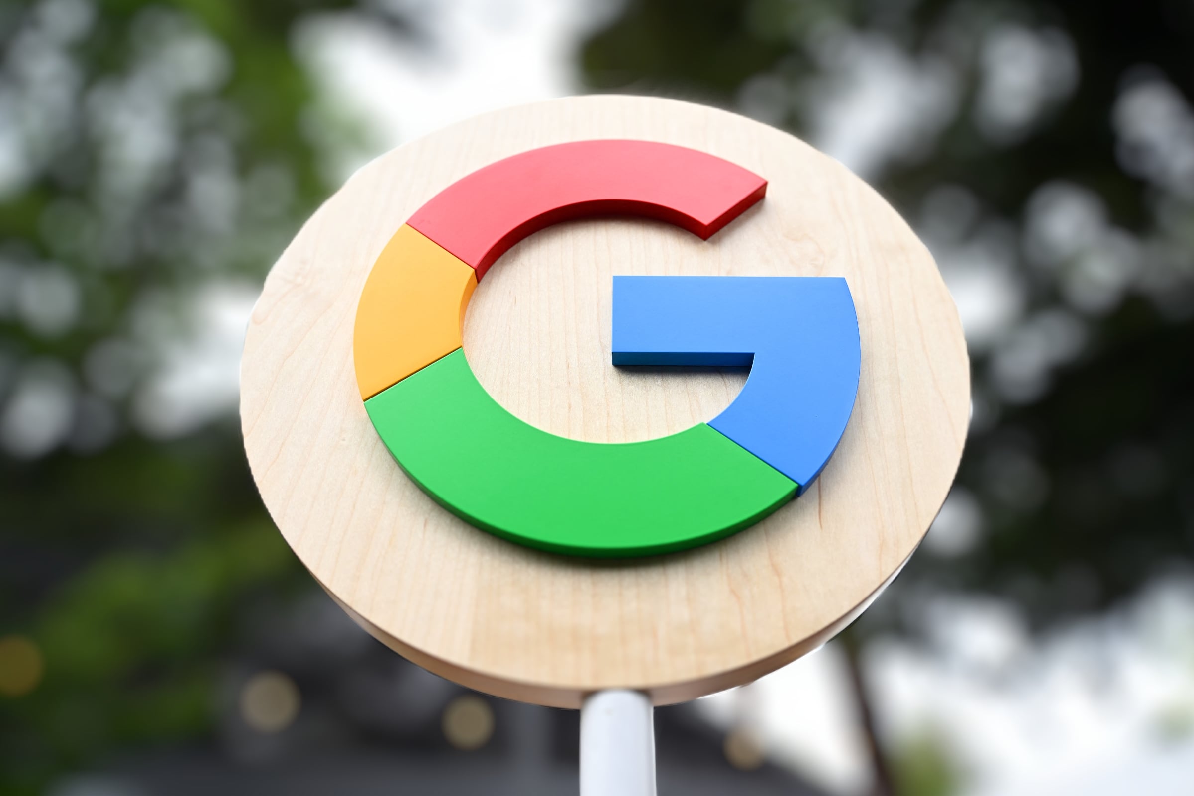 El logo de Google ha ido evolucionando con el tiempo, así como la empresa misma, que inició como un motor de búsqueda en internet, y ahora ofrece decenas de servicios a todo el mundo (Foto: AFP)