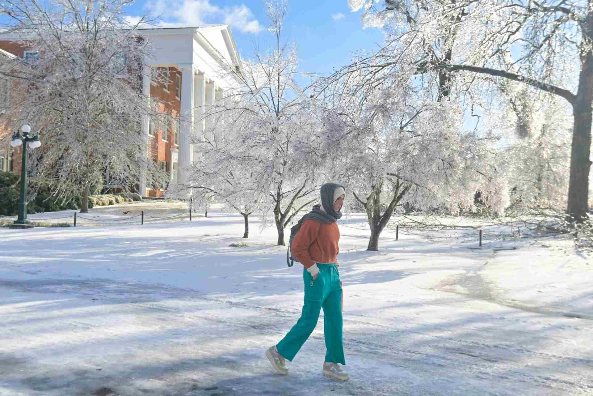 Una mujer camina por el campus de la Universidad de Mississippi en Oxford, Mississippi, el lunes 26 de enero de 2026, tras una tormenta de hielo del fin de semana. (Foto AP/Bruce Newman)