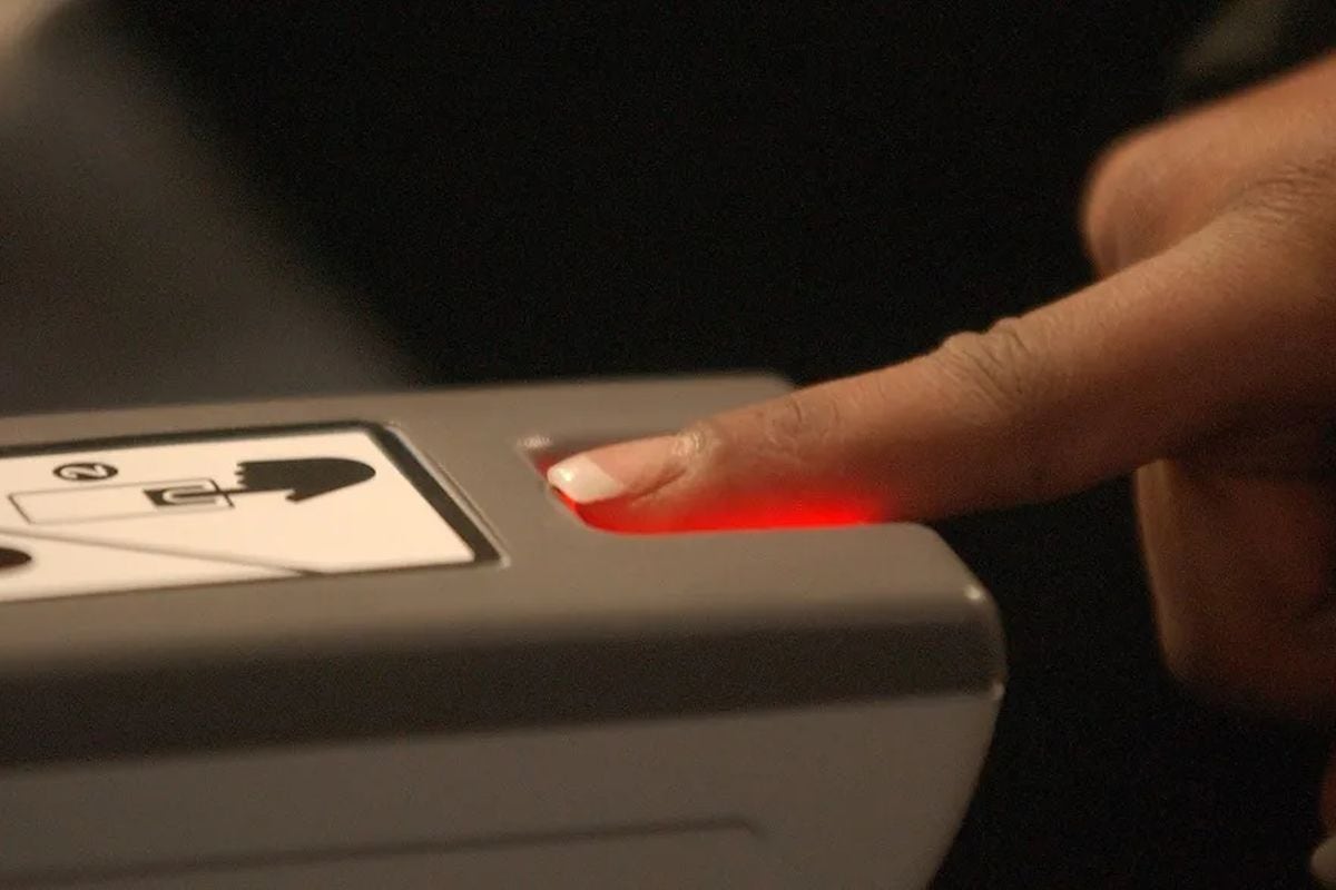 Expertos legales advierten que el cambio implica un nuevo nivel de vigilancia y piden supervisión legal y garantías para los viajeros. (Foto: EFE / Justin Lane)