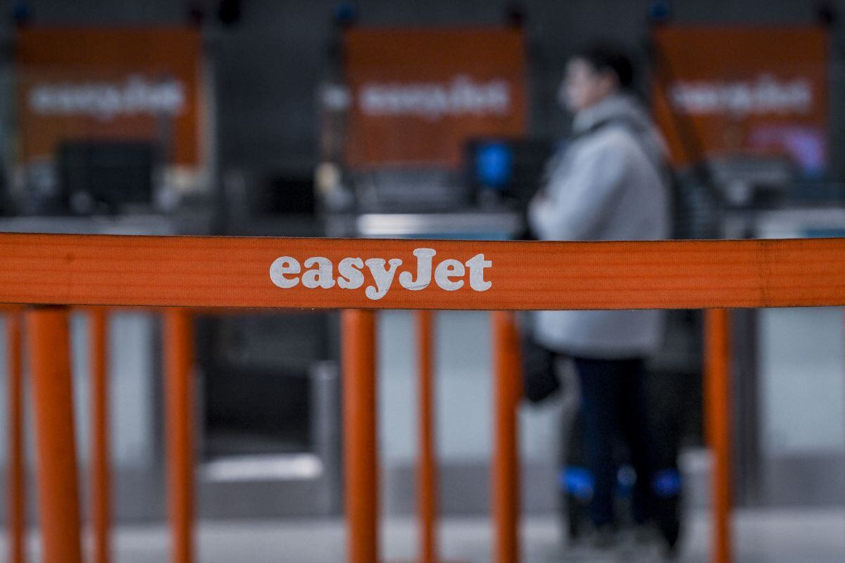 El logotipo de la aerolínea británica de bajo coste easyJet se muestra en el aeropuerto Humberto Delgado de Lisboa el 1 de abril de 2023 (Foto: Patricia de Melo Moreira / AFP)