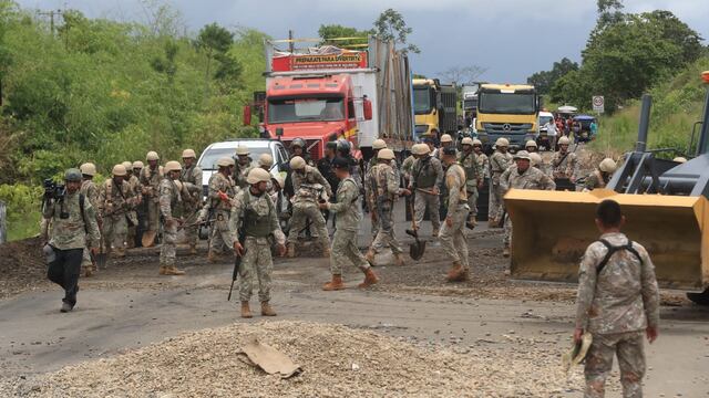 Militares inician desbloqueo total de la carretera Interoceánica en Madre de Dios 