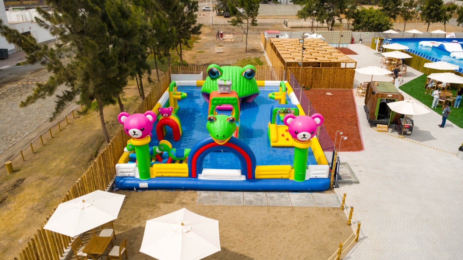 Splash Jungle ofrece un circuito acuático con obstáculos, resbaladeras y zonas de salto instaladas sobre piscina. (Foto: Splash Jungle)