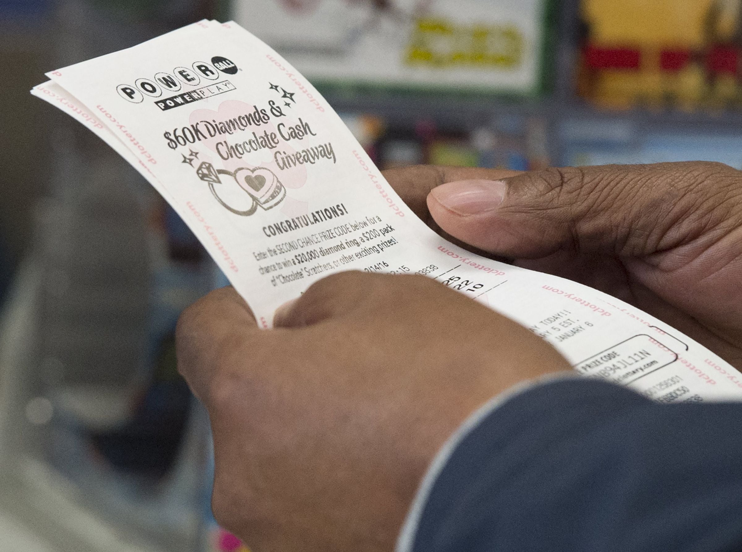 Por lo general, los participantes del Powerball pueden reclamar un premio de hasta $600 en cualquier lotería autorizada de la jurisdicción donde compraron el boleto. (Foto: SAUL LOEB / AFP)