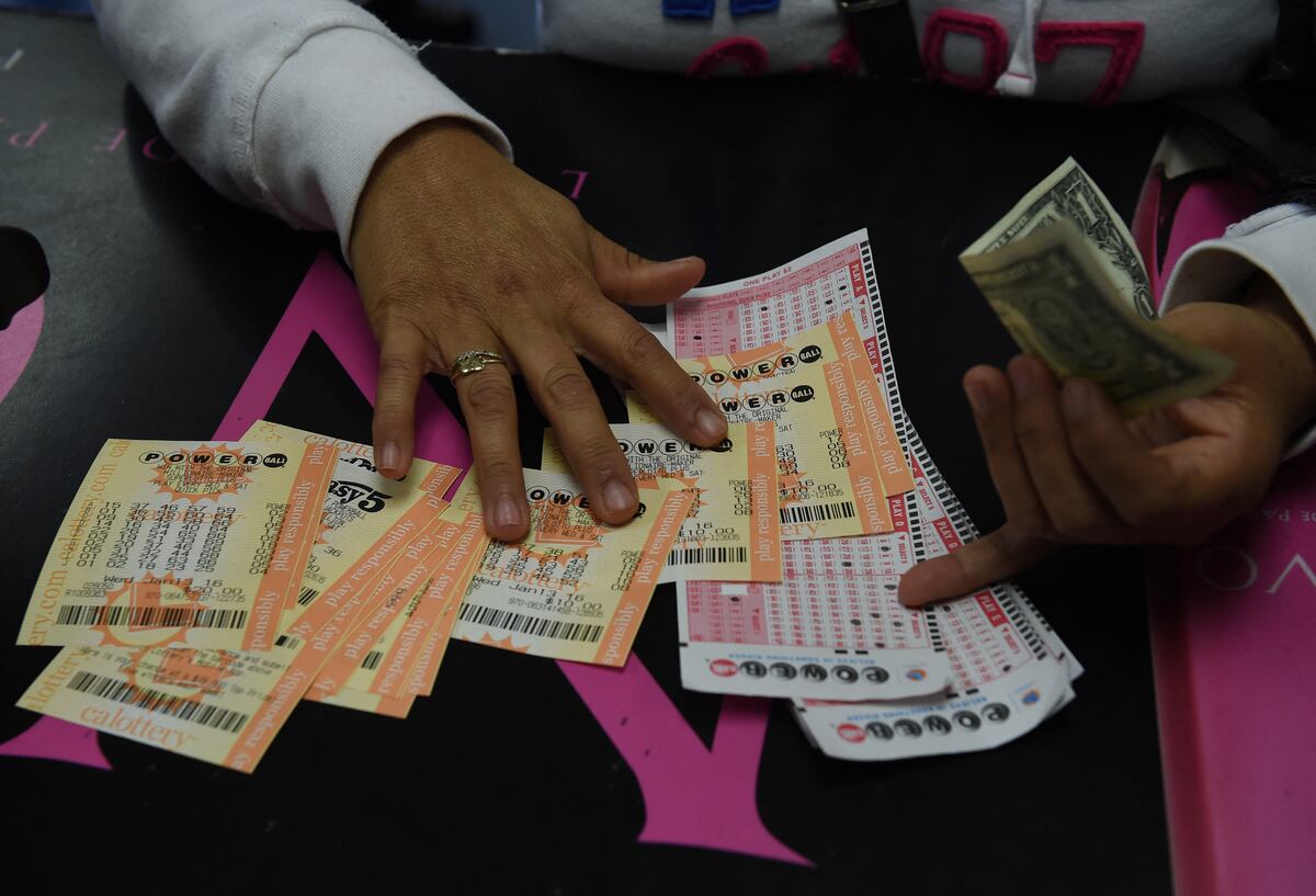 Conoce los números ganadores y el monto del jackpot de Powerball del lunes 8 de enero (Foto: MARK RALSTON / AFP)