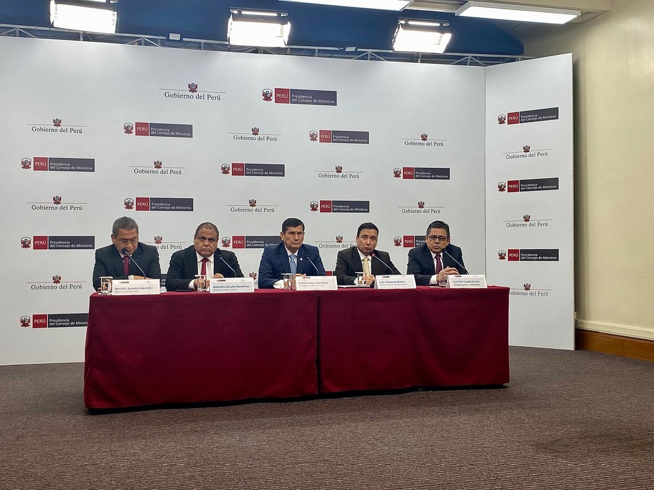 El premier Luis Arroyo y ministros del MEF y Minem se presentaron en conferencia de prensa tras aprobación del decreto de urgencia de Petroperú. (Foto: Guadalupe Gamboa)