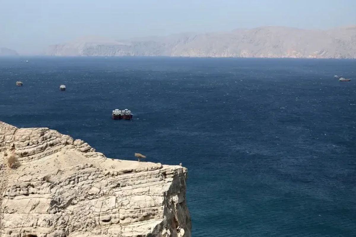 Fotografía de archivo de un grupo de barcos transitando por el estrecho de Ormuz. Foto: EFE/ Ali Haider