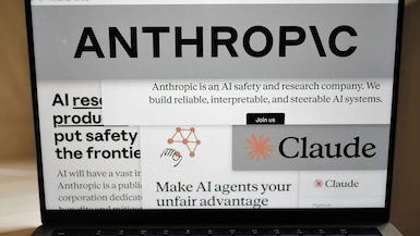 Páginas del sitio de Anthropic y logotipos de la compañía se ven en una computadora en Nueva York, el 26 de febrero de 2026. (AP Foto/Patrick Sison/Archivo)