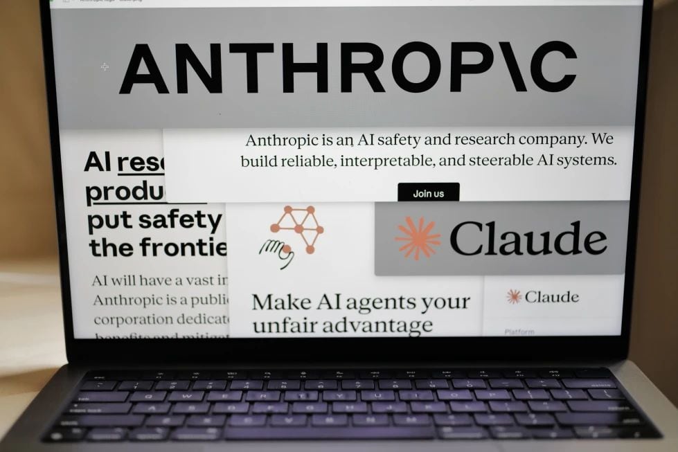 Páginas del sitio de Anthropic y logotipos de la compañía se ven en una computadora en Nueva York, el 26 de febrero de 2026. (AP Foto/Patrick Sison/Archivo)