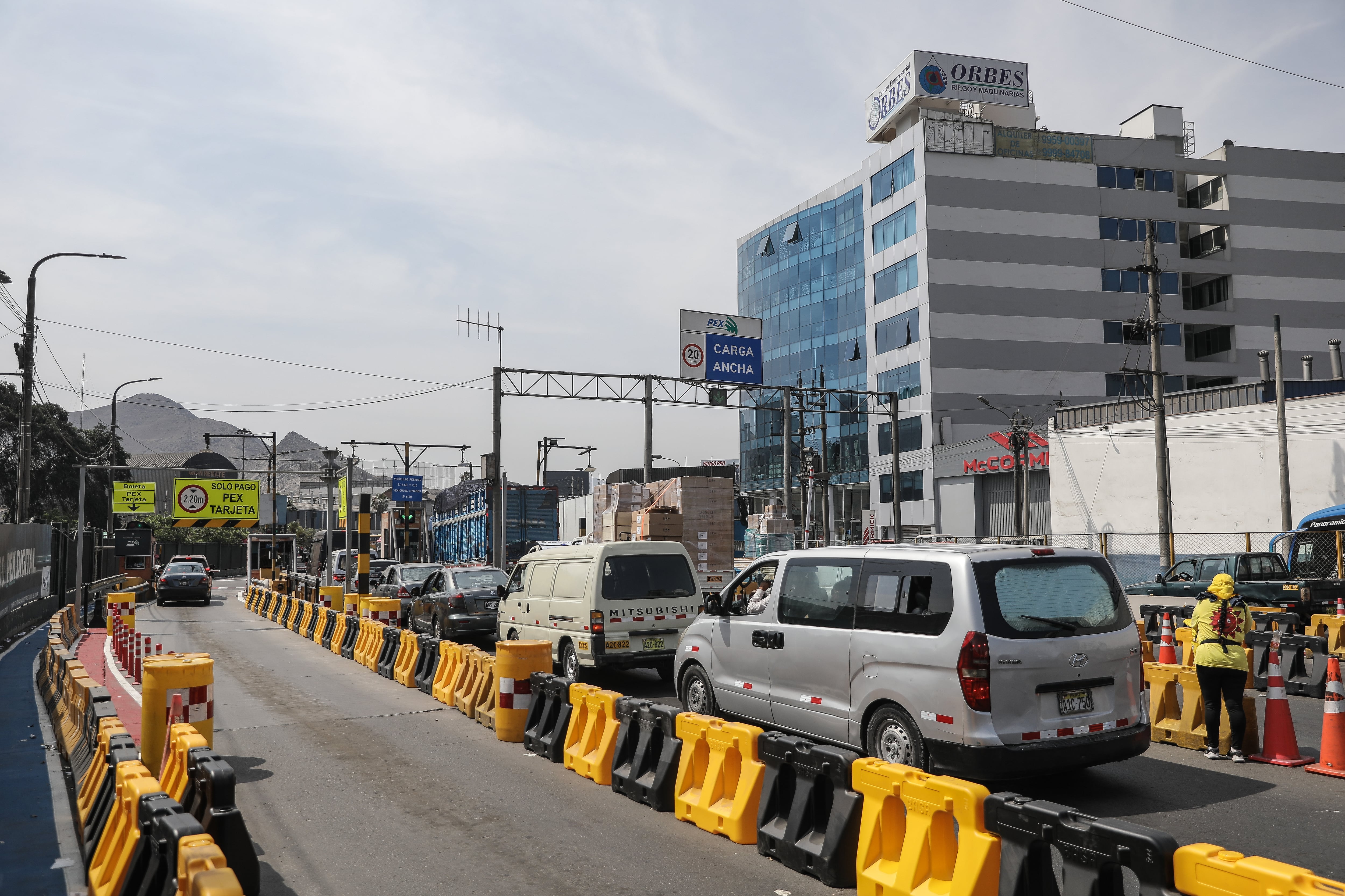 Las estaciones de peaje cuentan con cámaras de reconocimiento automático de placas (ANPR), similares a las usadas para fotopapeletas. Foto: Joel Alonzo.
