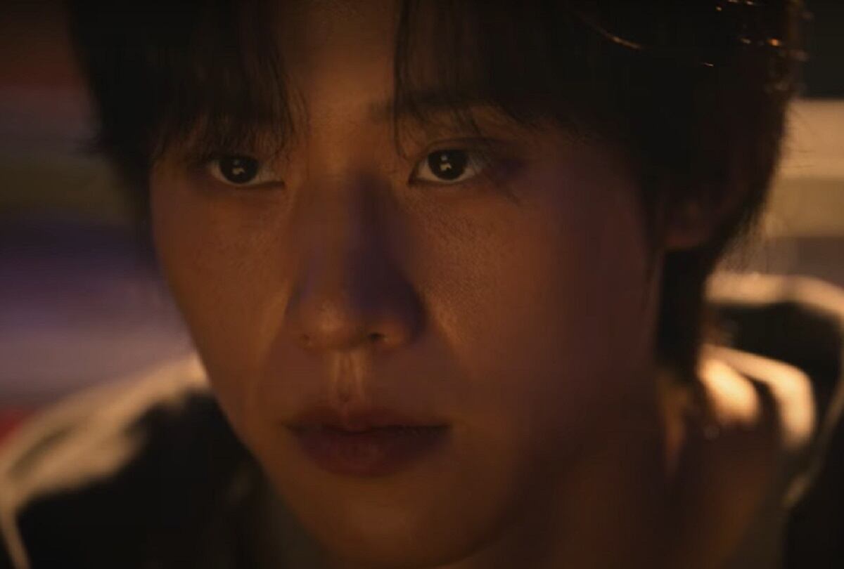 Kim Sung-cheol interpreta a Jung Jinsu, el líder resucitado de La Nueva Verdad, en la temporada 2 de "Rumbo al infierno" (Foto: Netflix)