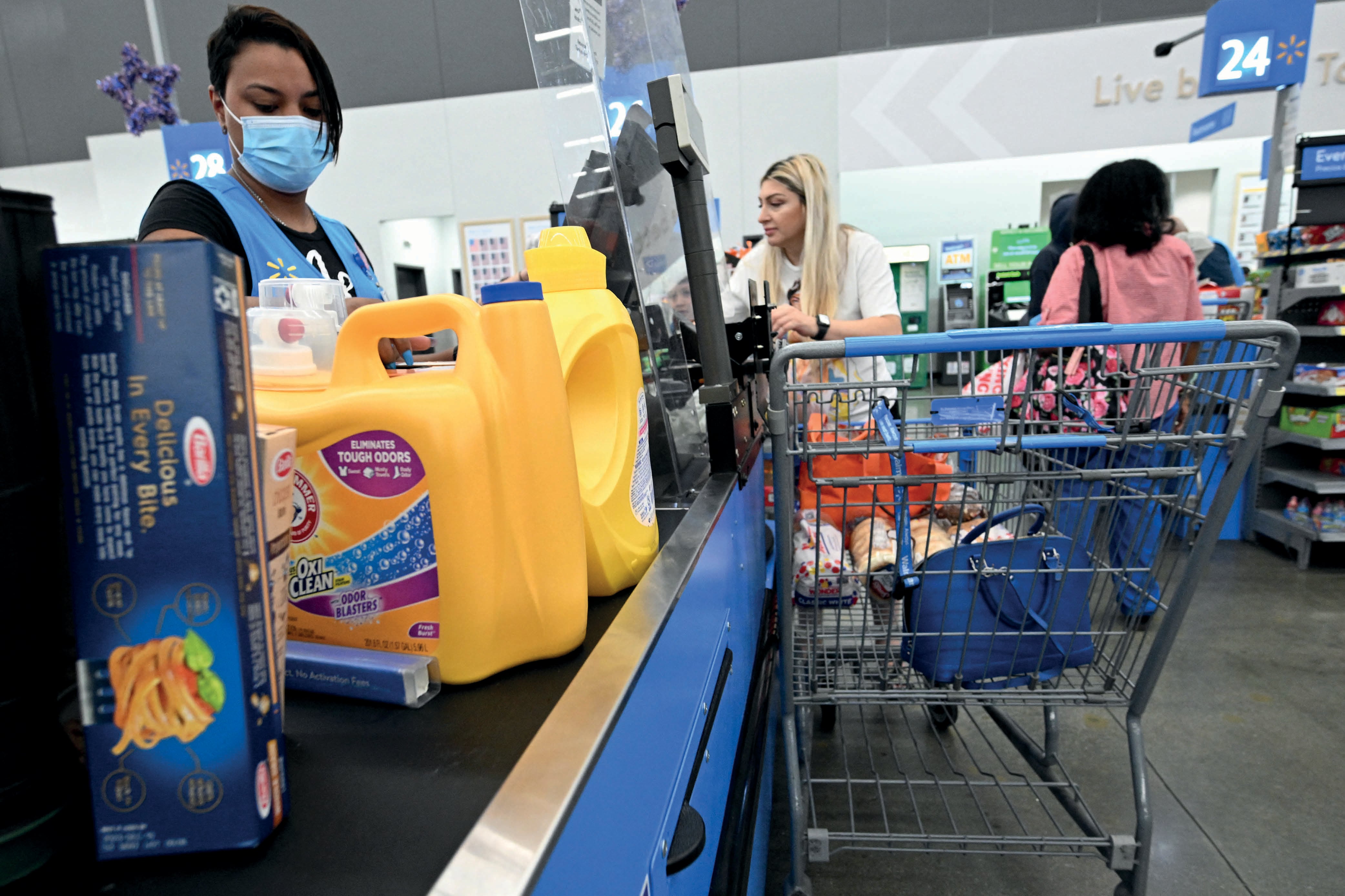 Entérate de las tiendas en California que superan el nuevo salario mínimo con sus ofertas salariales (Foto: AFP)