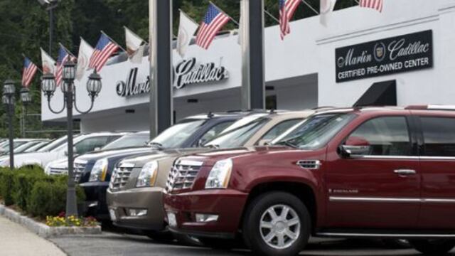 Compras de autos impulsan ventas minoristas en EE.UU., inflación se acelera
