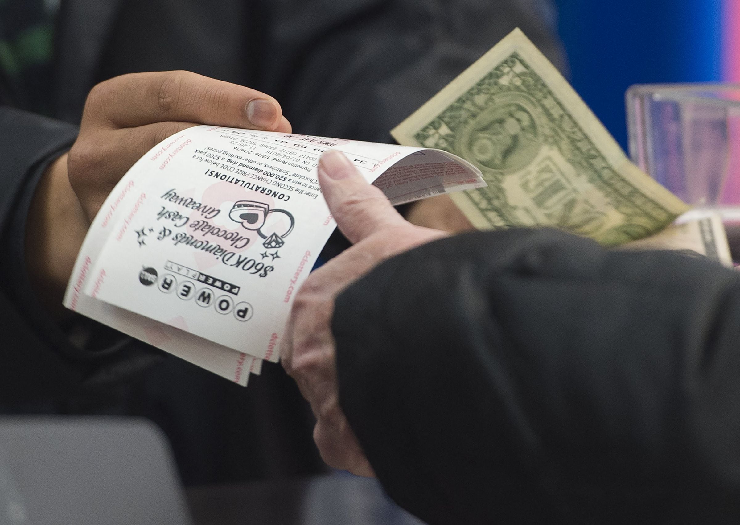 Por lo general, los participantes del Powerball pueden reclamar un premio de hasta $600 en cualquier lotería autorizada de la jurisdicción donde compraron el boleto. (Foto: SAUL LOEB / AFP)