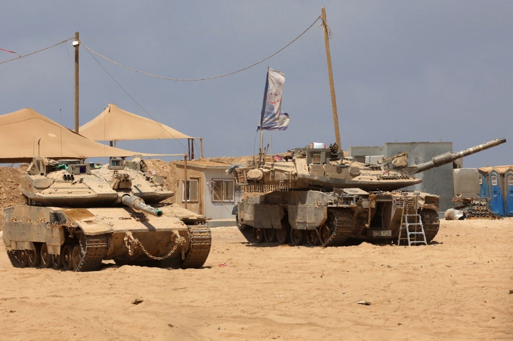 Vehículos militares israelíes apostados a lo largo de la frontera con la Franja de Gaza el 21 de agosto de 2025. Israel atacó la ciudad de Gaza y sus alrededores durante la noche, según informaron los residentes el 20 de agosto, mientras el ejército anunciaba los primeros pasos en su ofensiva para capturar el último bastión importante de Hamás. (Foto de Jack GUEZ / AFP)