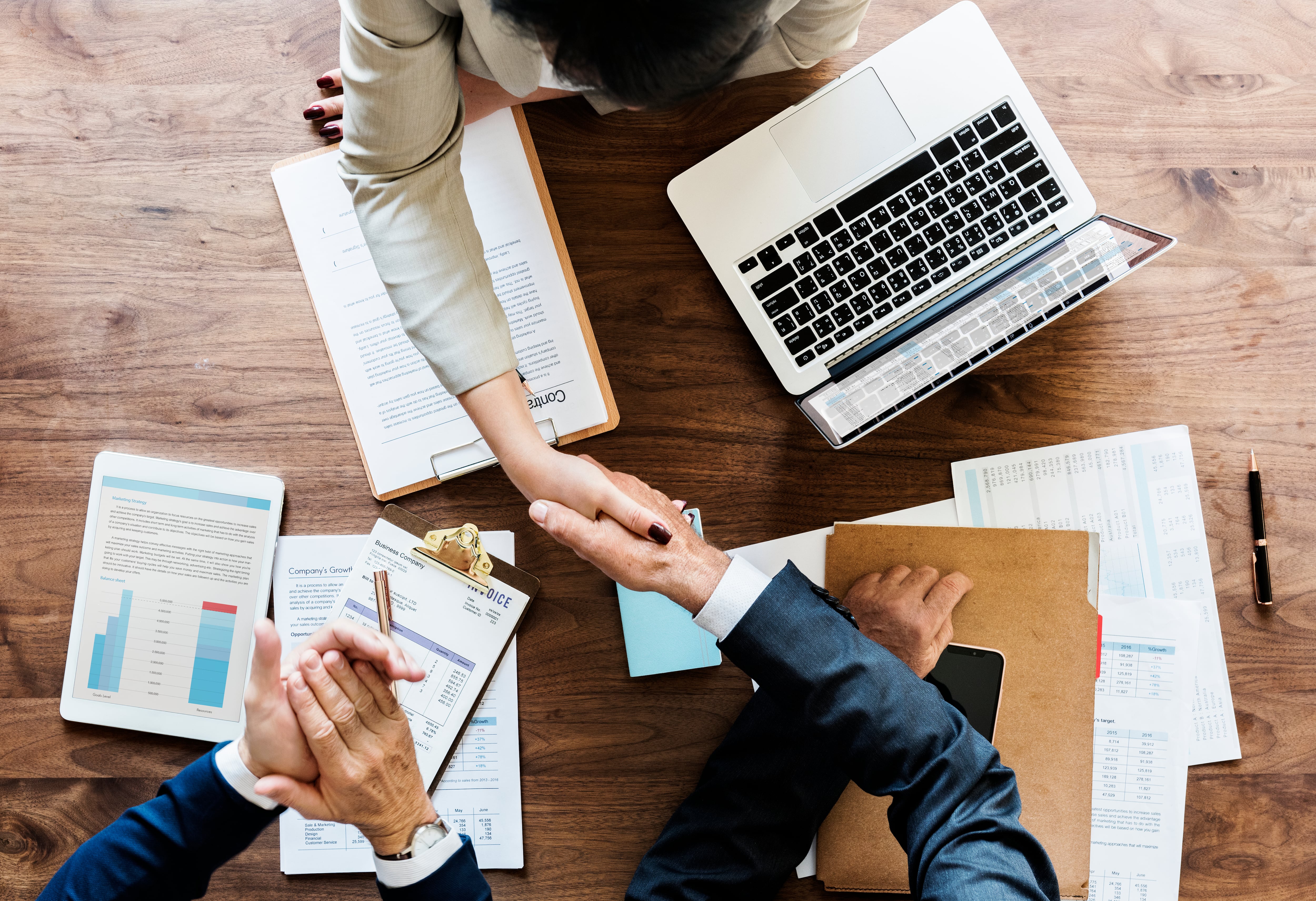 La empresa amplió su portafolio hacia estrategia, ventas y tecnología, con la inteligencia artificial como una de sus principales apuestas de crecimiento. Foto: Andina