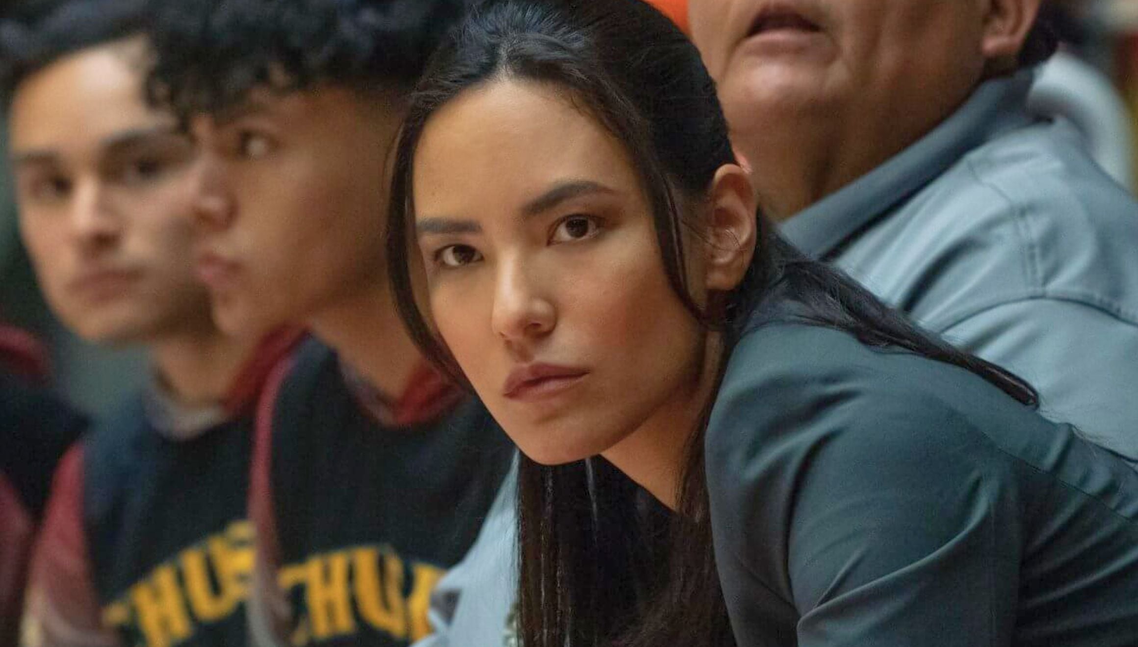 En “Rez Ball”, Jessica Matten interpreta a Heather Hobbs. Ella es la entrenadora del equipo protagonista (Foto: Netflix)