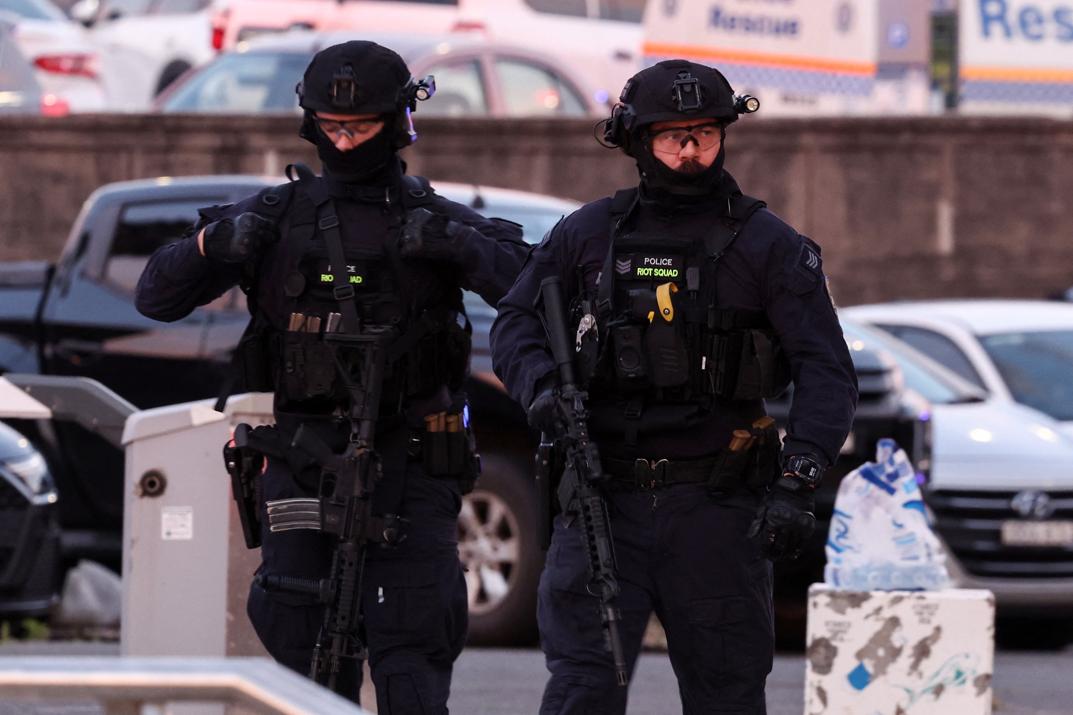 Policías armados trabajan en el lugar de los hechos tras un tiroteo en Bondi Beach, Sídney, el 14 de diciembre de 2025. (Foto de DAVID GRAY / AFP).