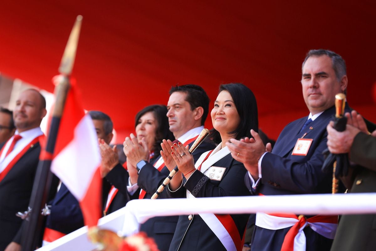 Presidenta Keiko Fujimori, acompañada del presidente del Congreso, Miguel Torres, y el titular de Defensa, Rafael Belaúnde Llosa. Foto: Presidencia.