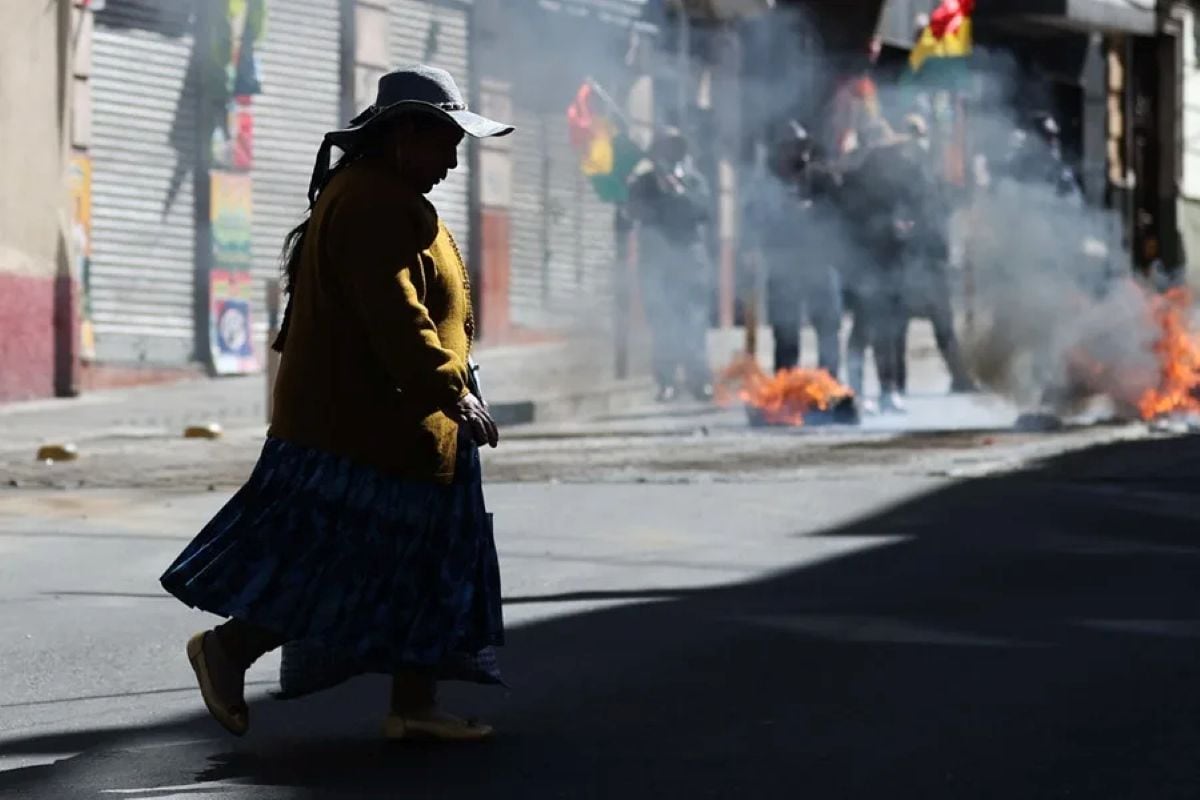 Los bloqueos de carreteras continúan en varias regiones de Bolivia pese al acuerdo firmado entre el Ejecutivo y la Central Obrera. Foto: EFE.
