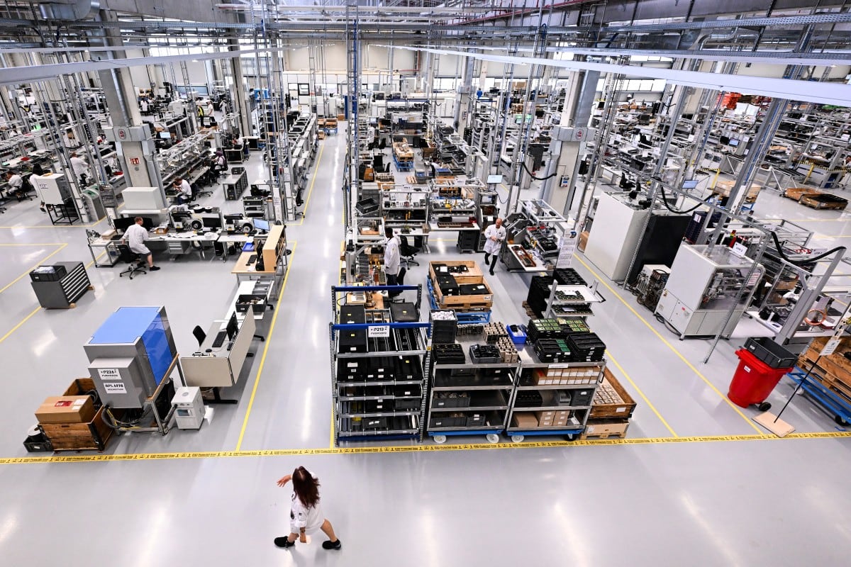 El 10 de junio de 2026, empleados trabajan en la planta de producción del grupo Samson, especializado en ingeniería de válvulas de control, en Offenbach, al oeste de Alemania. (Foto de Kirill KUDRYAVTSEV / AFP)