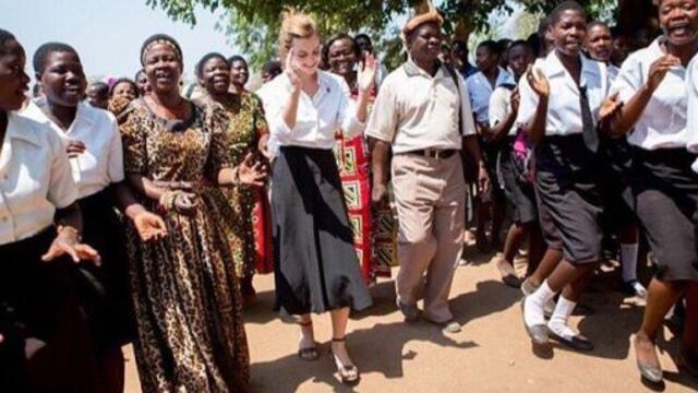 Emma Watson promueve comercio justo usando sandalias hechas en Perú