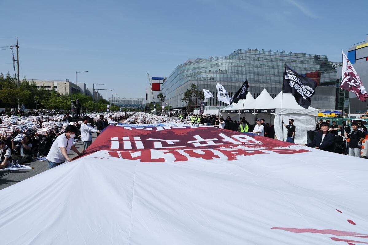 Miembros del sindicato de Samsung Electronics sostienen una gran pancarta durante una protesta frente a la planta de semiconductores de la compañía en Pyeongtaek, Corea del Sur, el 23 de abril de 2026. (Foto: EFE/EPA/HAN MYUNG-GU)