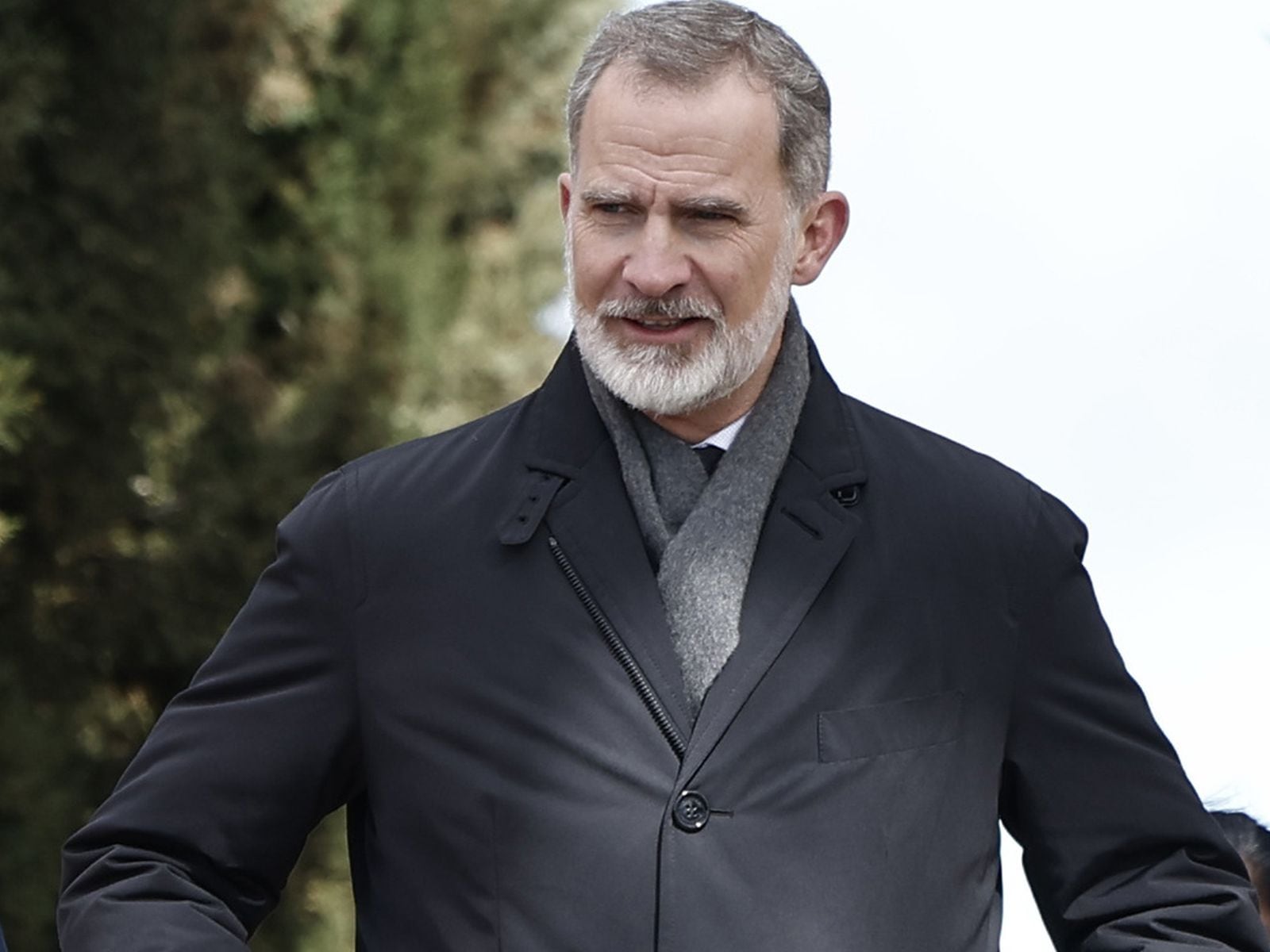 El rey Felipe VI a su llegada al cementerio de San Isidro de Madrid, donde será enterrado Fernando Gómez-Acebo, primo suyo, quien falleció en Madrid en la madrugada del sábado a los 49 años (Foto: EFE)