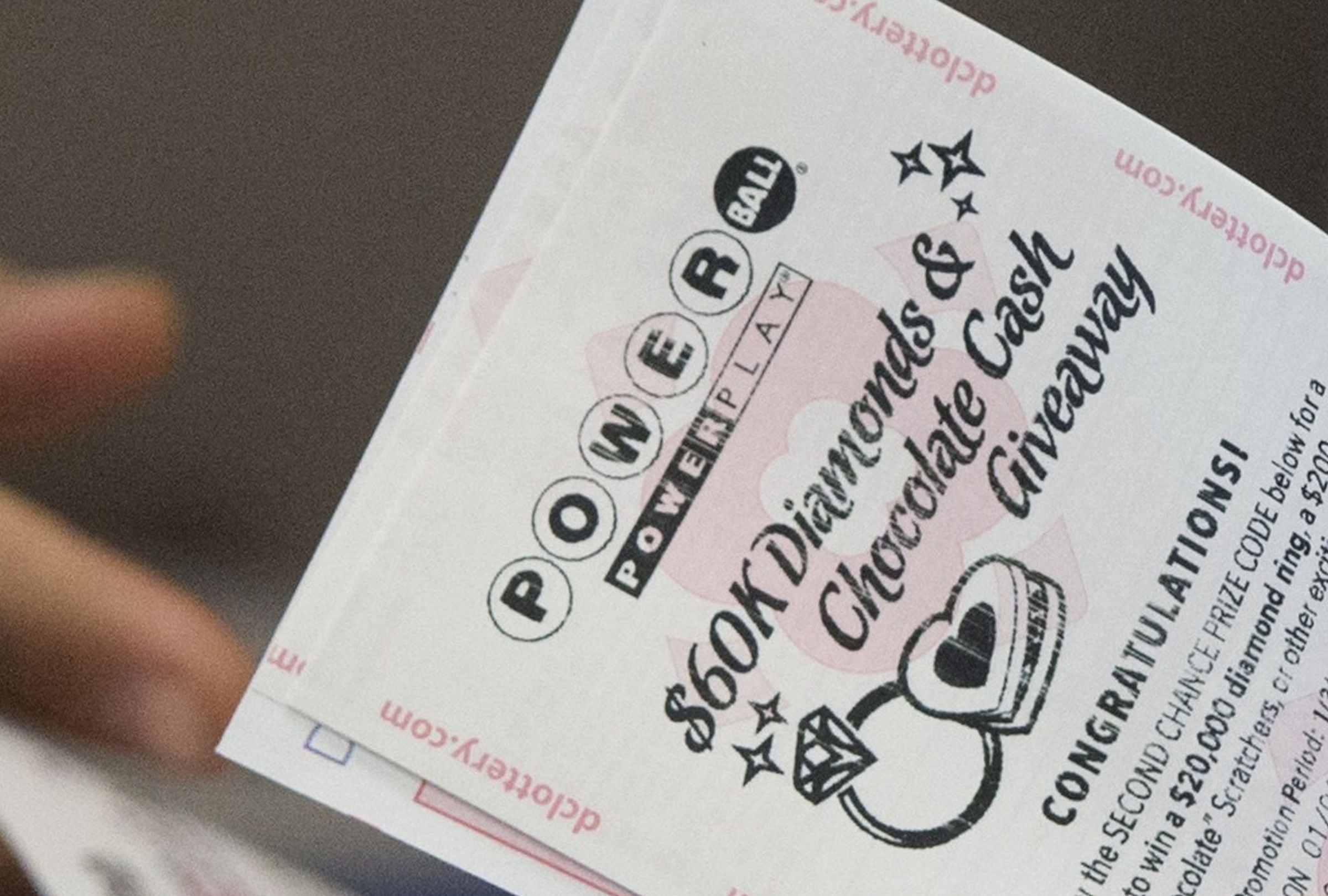 Revisa esta nota para que descubras quién ganó el Powerball hoy, sábado 28 de marzo, en EE.UU. (Foto: SAUL LOEB / AFP)