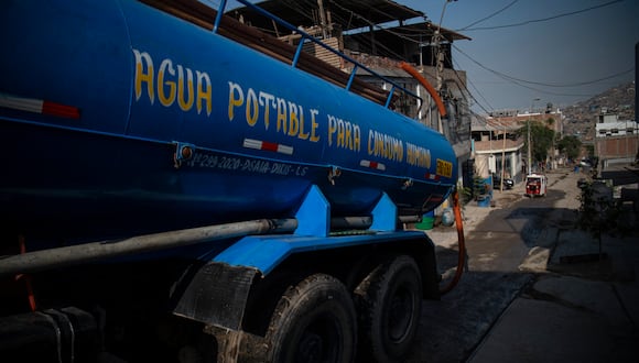 "Millones de peruanos deben comprarle agua al camión, hacer un pozo o comprar y cargar bidones". (Foto de Ernesto BENAVIDES / AFP)