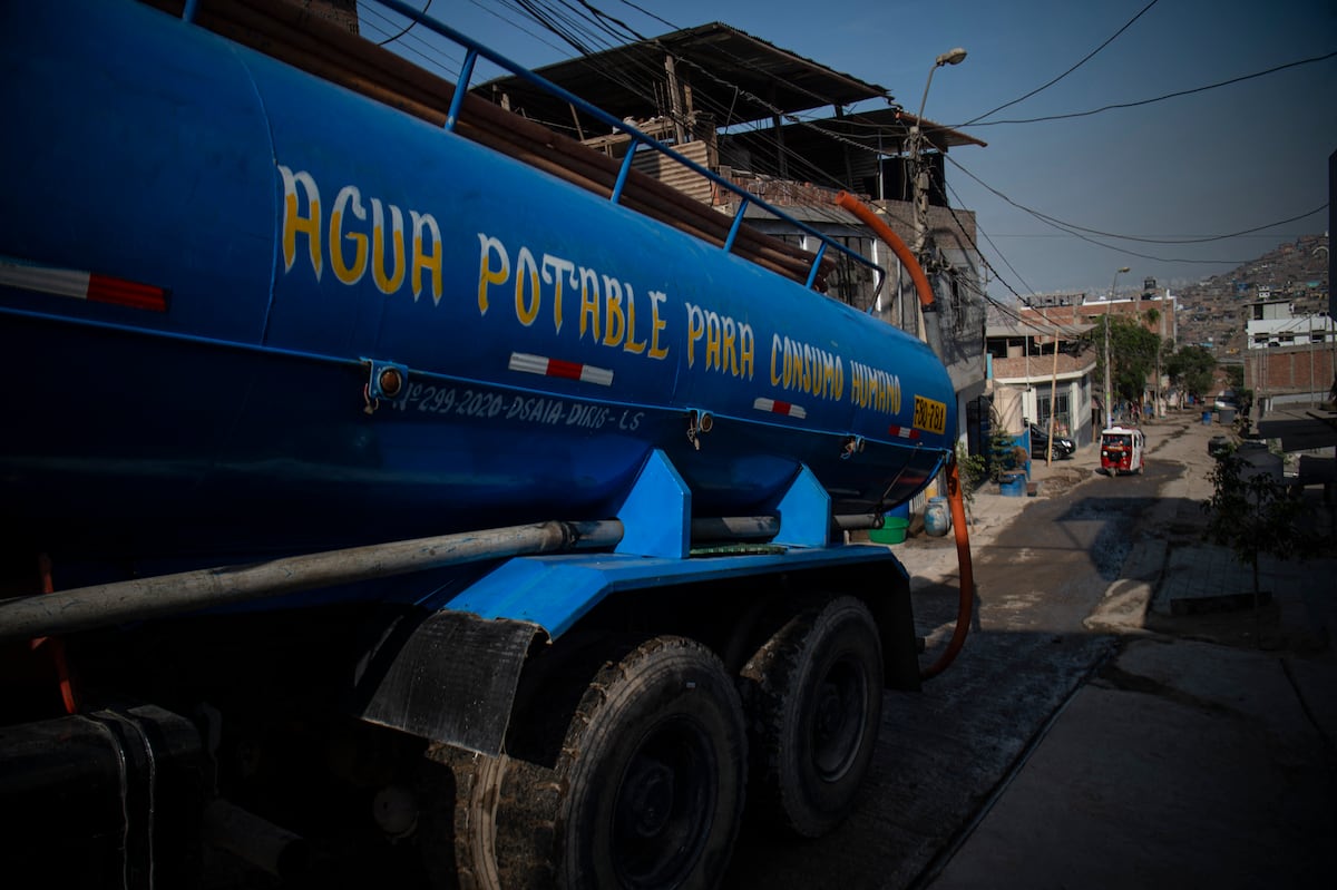 "Millones de peruanos deben comprarle agua al camión, hacer un pozo o comprar y cargar bidones". (Foto de Ernesto BENAVIDES / AFP)