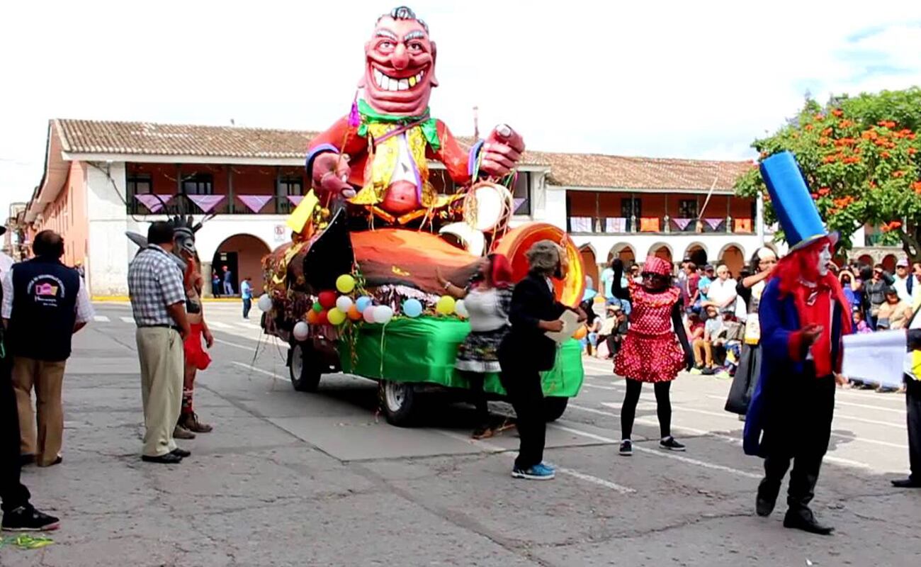 El martes 21 se realizará en velorio del Ño Carnavalón y el miércoles 22 de febrero se llevará a cabo su entierro. Se realiza la lectura del testamento de este personaje importante del carnaval, y se traslada su féretro desde el jirón Santa Rosa y la avenida 13 de Julio, continuando por el jirón del Comercio, la plaza de Armas, los jirones Dos de Mayo, Amalia Puga, Los Héroes, plazuela Bolognesi, avenida Atahualpa, óvalo de las banderas, carretera Baños del Inca y concluirá en la avenida Manco Cápac. (Foto: Andina)