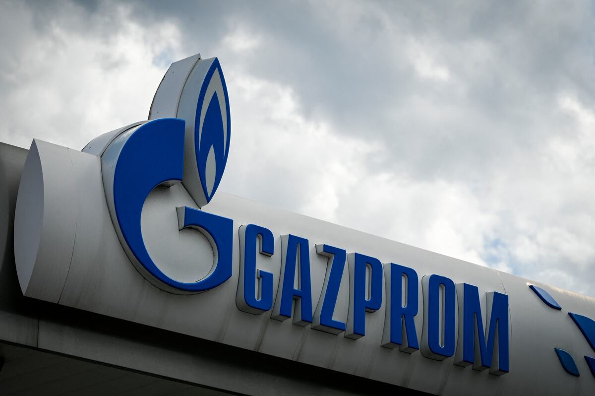 El logotipo del gigante energético ruso Gazprom se muestra en una de sus estaciones de servicio en Sofía el 27 de abril de 2022. (Foto: Nikolay DOYCHINOV / AFP)