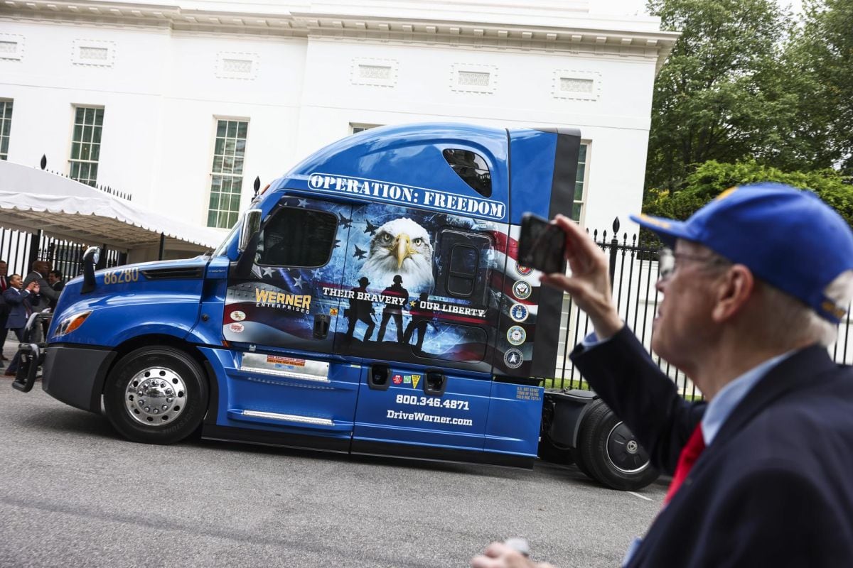 La cabina de un camión está estacionada frente al Ala Oeste mientras el presidente Trump anuncia "Freedom Haulers" (Foto: EFE/EPA/Jim Lo Scalzo / POOL)