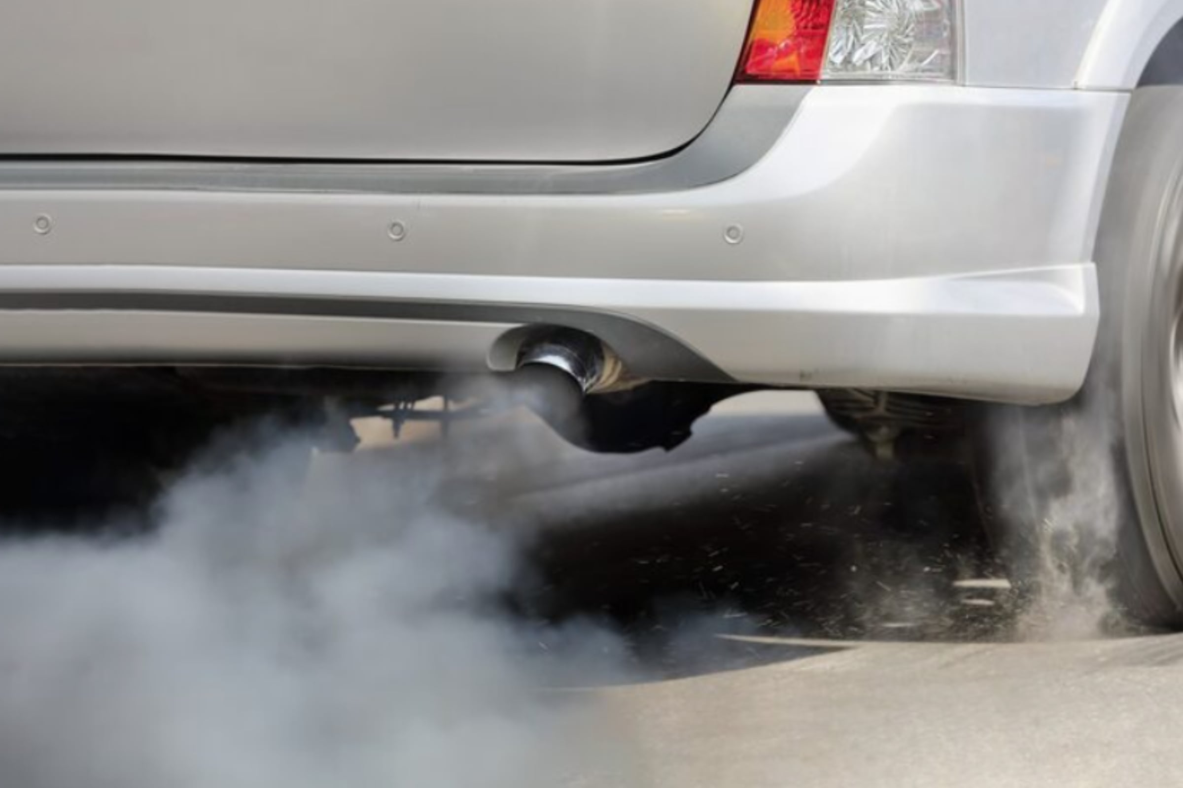 La revisión técnica tiene como propósito identificar si un coche de California cumple con los estándares de emisiones contaminantes. (Crédito: Magnific / Imagen referencial)