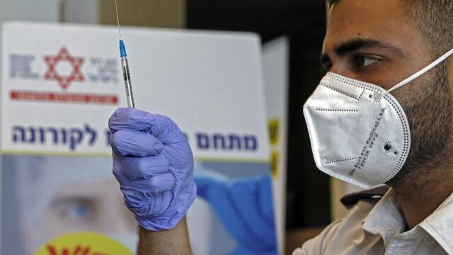 Una ley permite en Israel conocer las identidades de personas que no se vacunen
