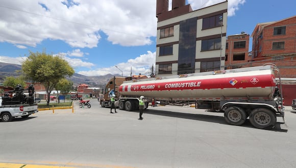 Escasez de combustible en Bolivia. Foto: EFE/ Martín Alipaz