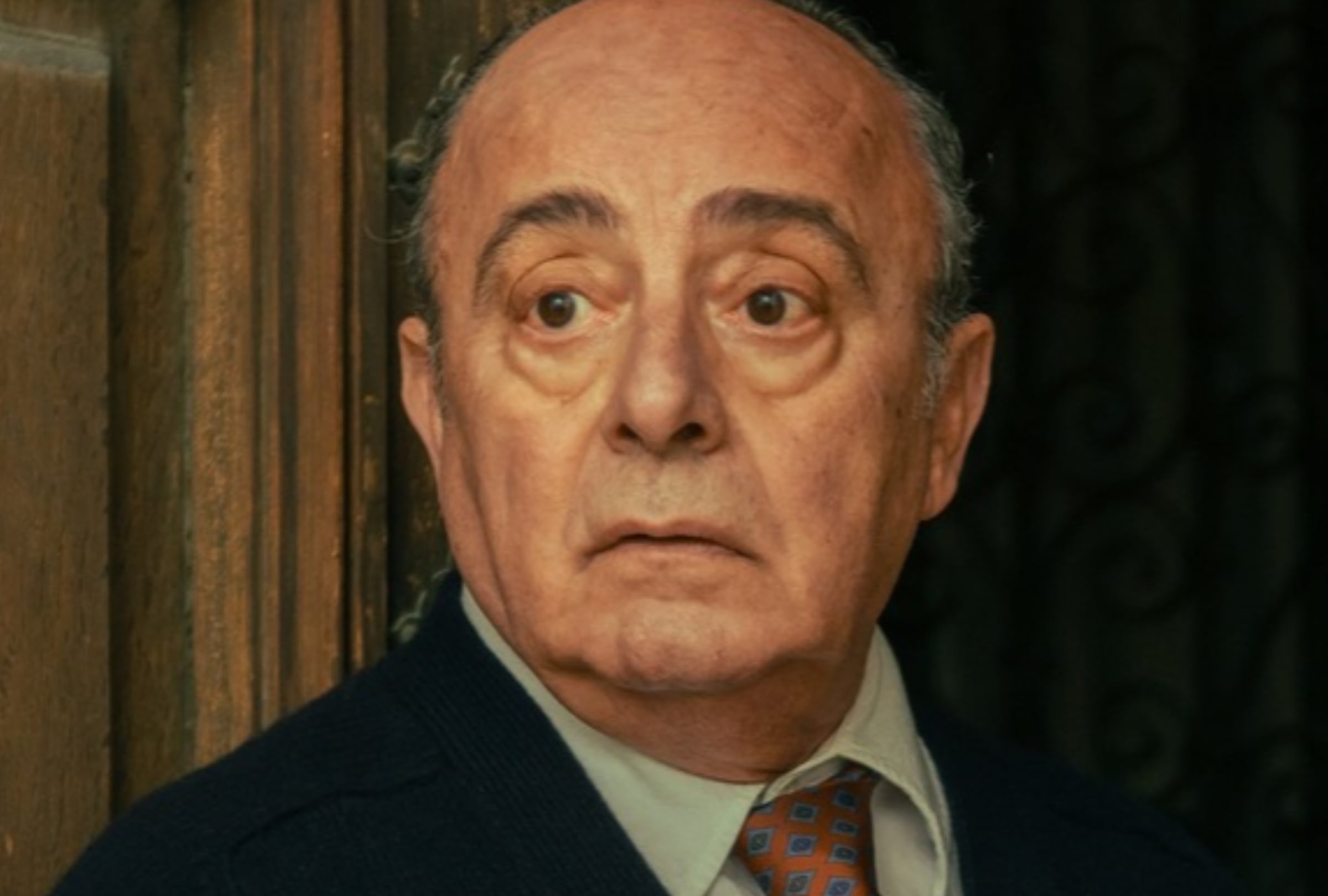Enric Benavent como Fidel en una escena de la serie "Grande de España" (Foto: Cuidado con el perro / Netflix)