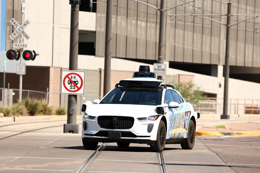Orlando y tres ciudades de Texas son las nuevas apuestas de Waymo para implementar este servicio de transporte autónomo. (Crédito: CHARLY TRIBALLEAU / AFP)