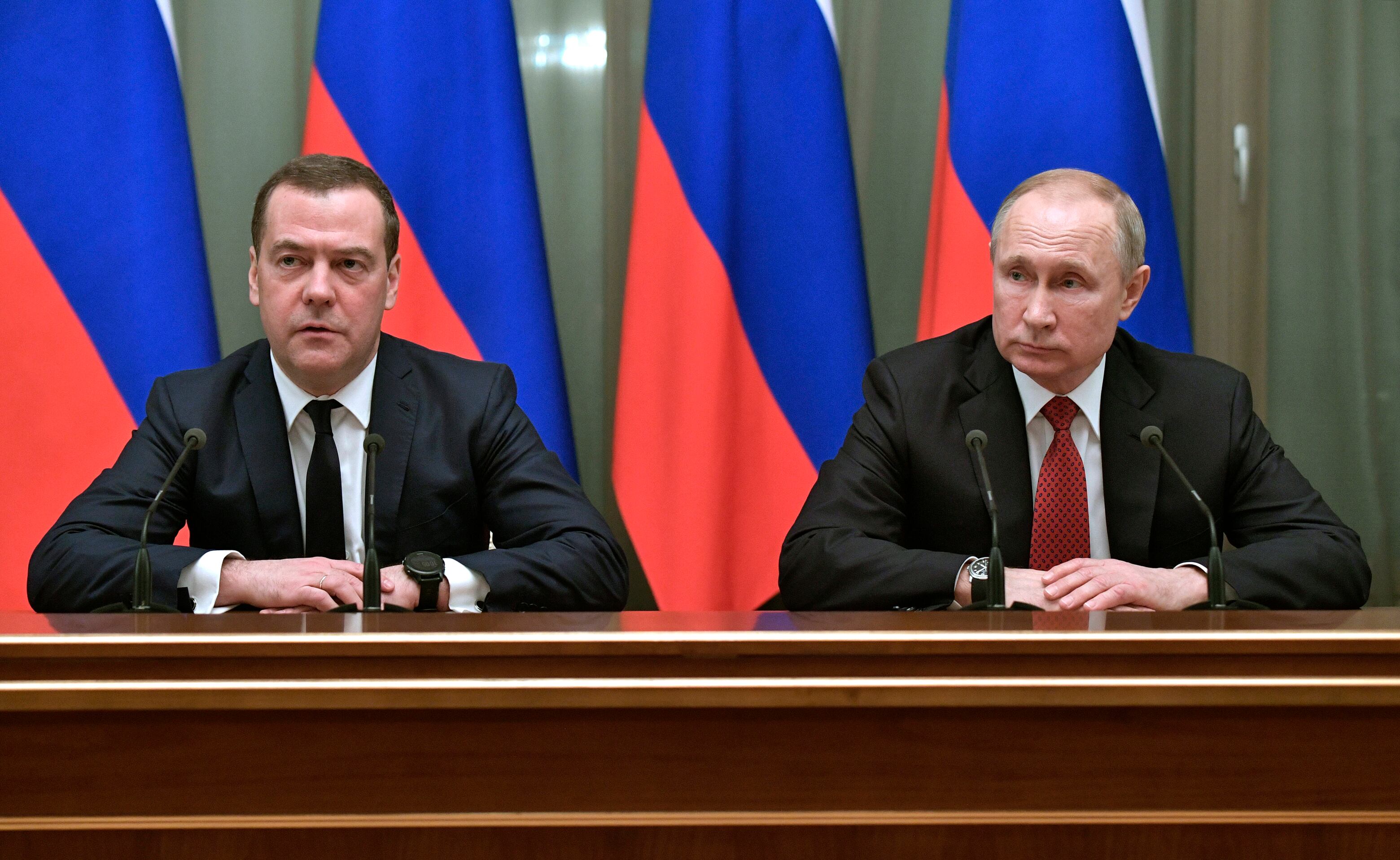 El presidente ruso, Vladimir Putin, a la derecha, y el expresidente ruso, Dmitri Medvedev, en Moscú el 15 de enero de 2020. (Alexei Nikolsky/AP).