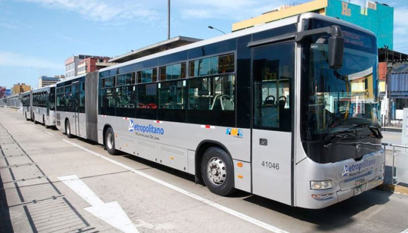 Bus del Metropolitano choca contra barandas en San Isidro: 18 heridos, conductor atrapado — image 1